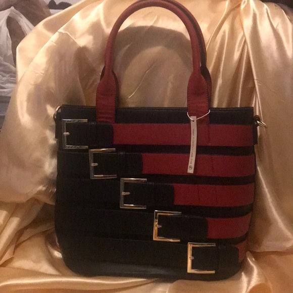 I’m selling a brand new black and red classy purse - Picture 1 of 3